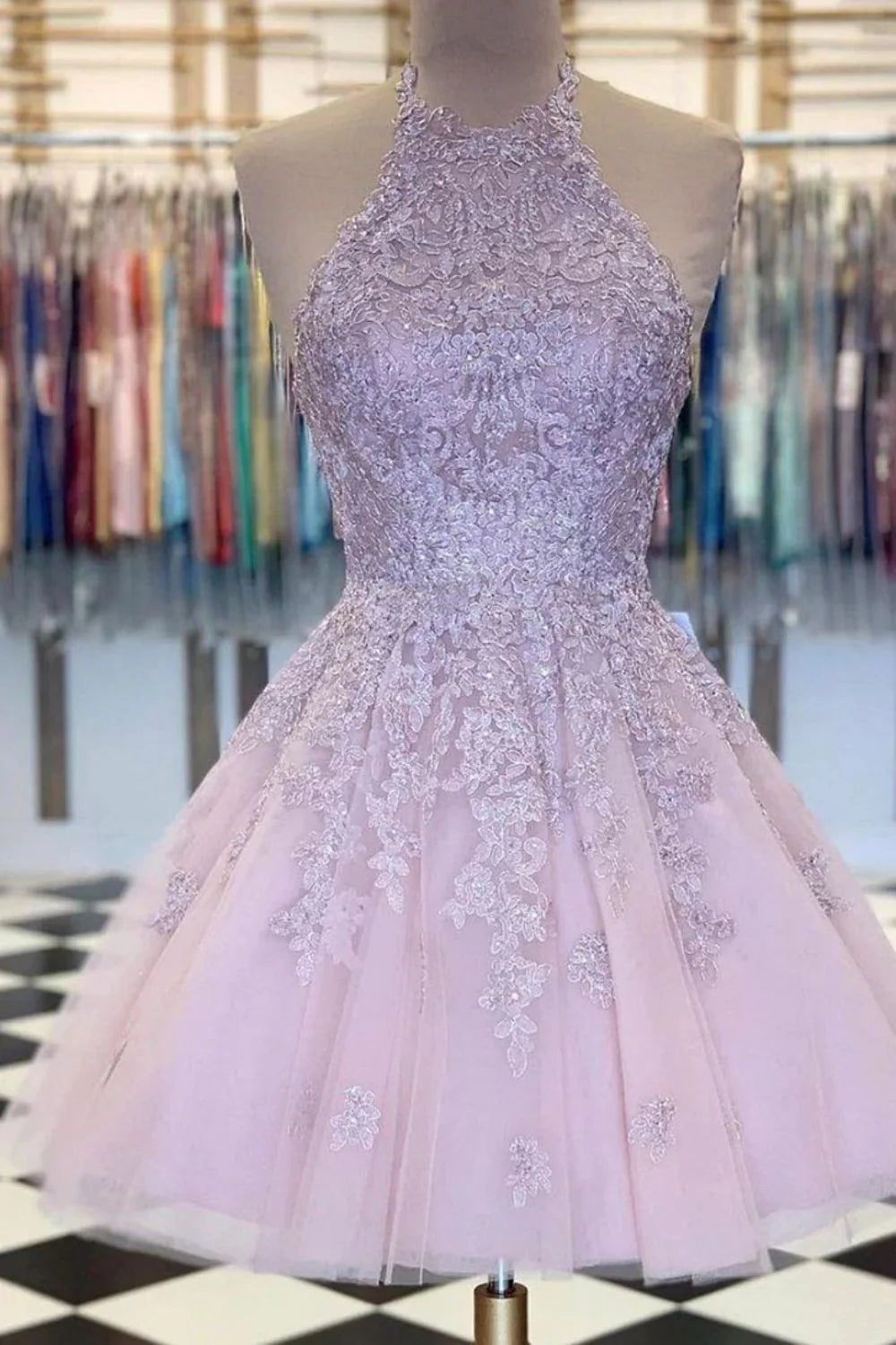 Vestido de fiesta estilo halter con corte A y apliques y cuentas
